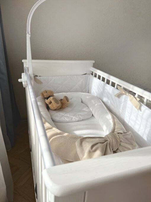 Dygsniuotos lovytės apsaugėlės su kreminiais raištukais - Image 5